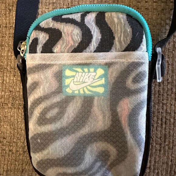 NWOT Nike crossbody bag - Picture 4 of 4